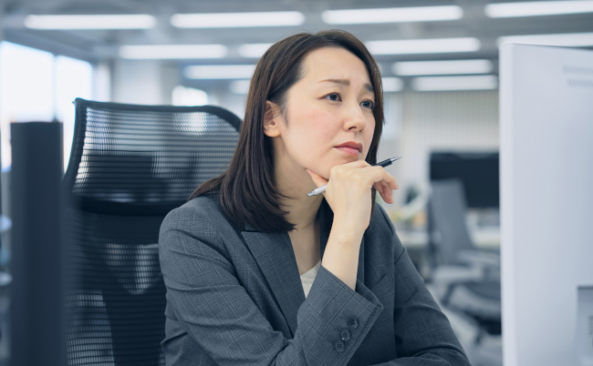 Asian,Woman,Worrying,In,Office.