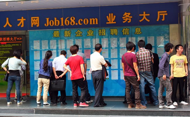 Guangzhou,,China,,March,20,,2012:,People,Looking,For,Jobs,Browse