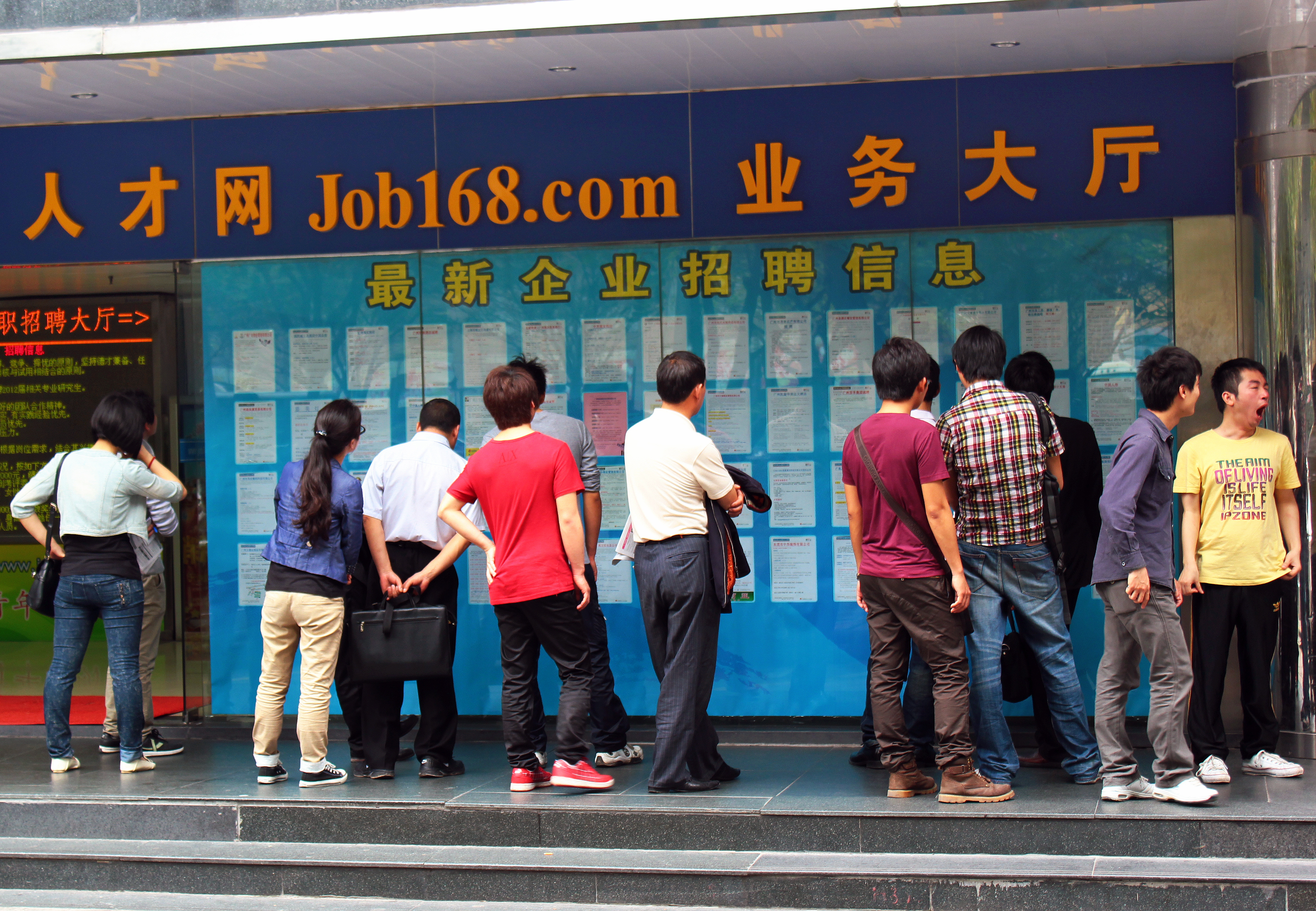 Guangzhou,,China,,March,20,,2012:,People,Looking,For,Jobs,Browse