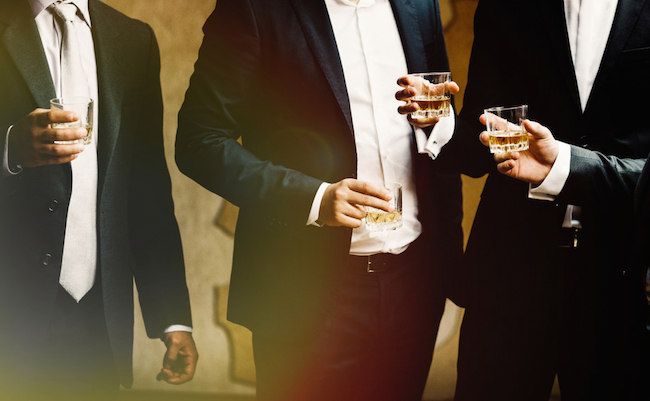 Group,Of,Friends,Guys,With,Glasses,Of,Whiskey