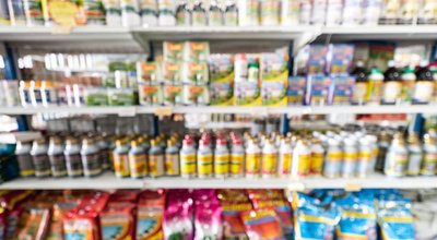 Blurred,Image,Of,Agriculture,Chemicals,Product,Shelves,Interior,Defocused,Background
