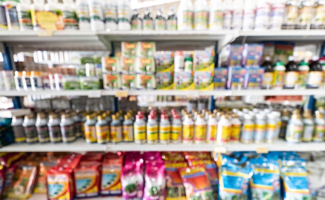 Blurred,Image,Of,Agriculture,Chemicals,Product,Shelves,Interior,Defocused,Background