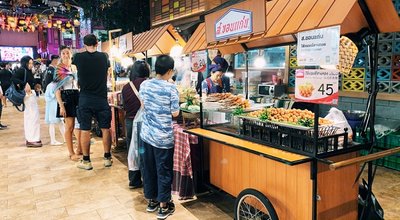 Bangkok,thailand-november,2019-people,And,Tourist,Walking,,Buying,And,Shopping,At,Icon