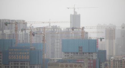 Kunmingchina-,06-28-2021,Foggy,Depressing,Chinese,City,Under,Construction,With,Cranes
