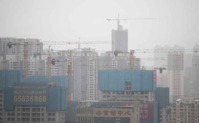 Kunmingchina-,06-28-2021,Foggy,Depressing,Chinese,City,Under,Construction,With,Cranes