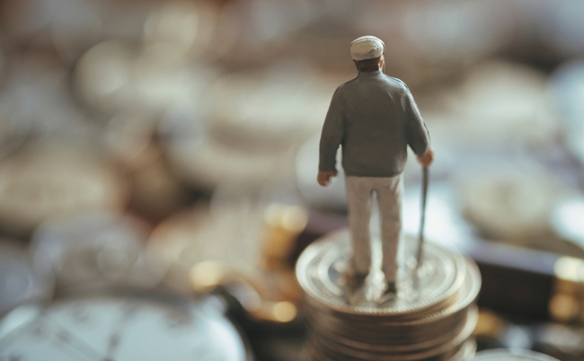 Miniature,Senior,Men,And,Money