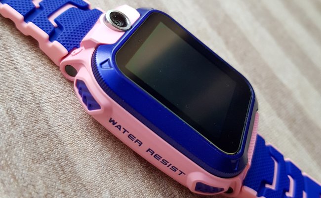 Mataram,,Indonesia-june,18th,,2022-,Smartwatch,Imoo,Brand,Z5,Pink,Blue