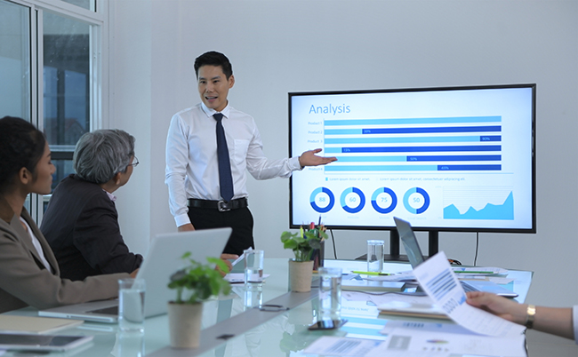 Business,Concept.,Young,Men,Presenting,Results,At,The,Meeting.,4k