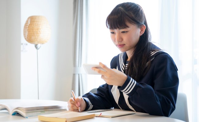 Japanese,High,School,Girl,Studying,Online,In,The,Living,Room