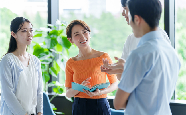Group,Of,Business,People,Talking,In,The,Office