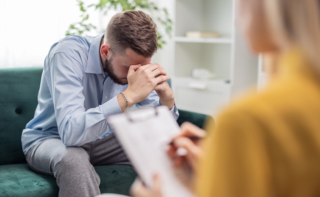 Psychologist,Doctor,Woman,Making,Notes,During,A,Therapy,Session,With