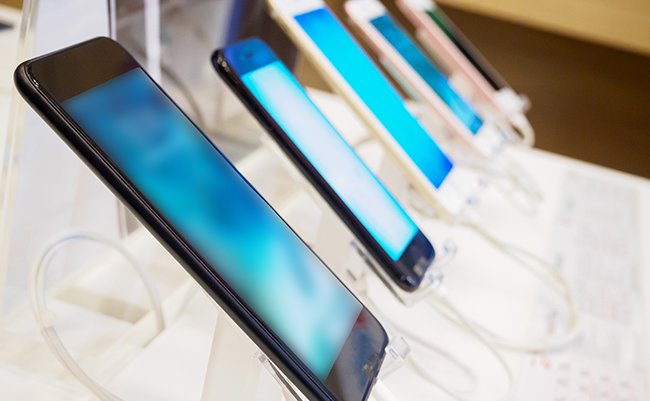 Mobile,Smartphone,In,Electronic,Store