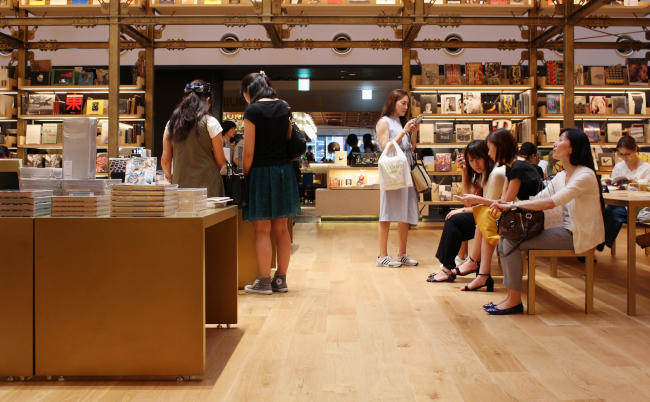 Tokyo,,Japan,-,July,29th,,2017:,Customers,Relaxing,In,The