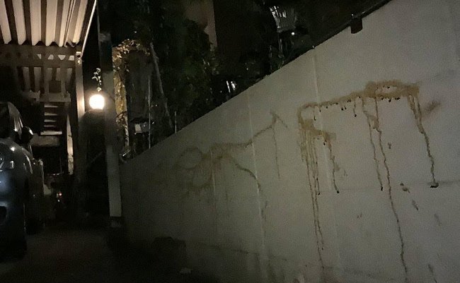 自宅に動物の死骸を投げ、壁に落書きの「証拠」写真。佐賀県鳥栖市いじめ事件の被害家族をさらに追い詰める卑怯な輩