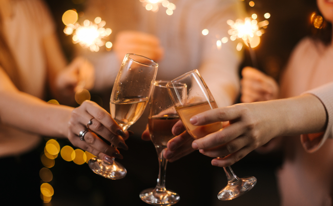 Close-up,Of,Glasses,Of,Clinking,Champagne,With,Bengali,Lights.,Celebration