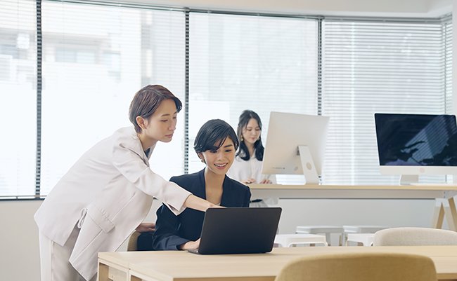 Group,Of,Asian,Woman,Working,In,The,Office.