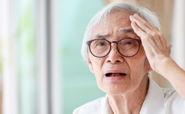 Forgetful,Asian,Senior,Woman,With,Amnesia,brain,Disease,patient,Holding,Head,With