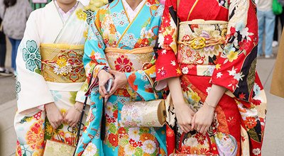 Young,Girl,Wearing,Japanese,Kimono,Standing,In,Front,Of,Sensoji