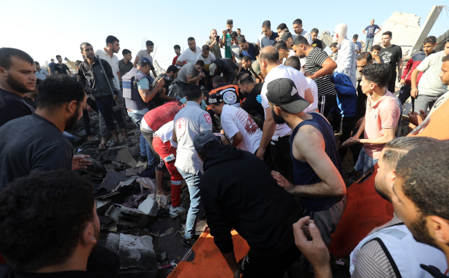Palestinians,Evacuate,Wounded,After,An,Israeli,Airstrike,In,Rafah,Refugee