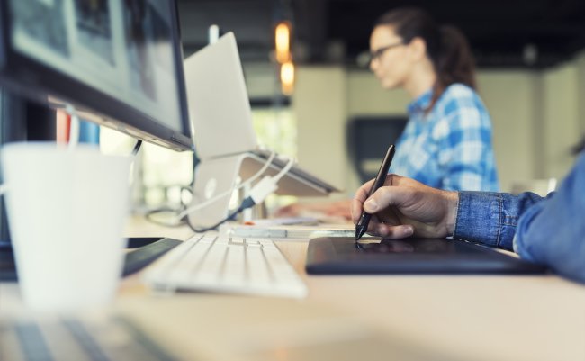 Close-up,On,Hands,Male,Designer.,Working,On,Graphic,Tablet,In