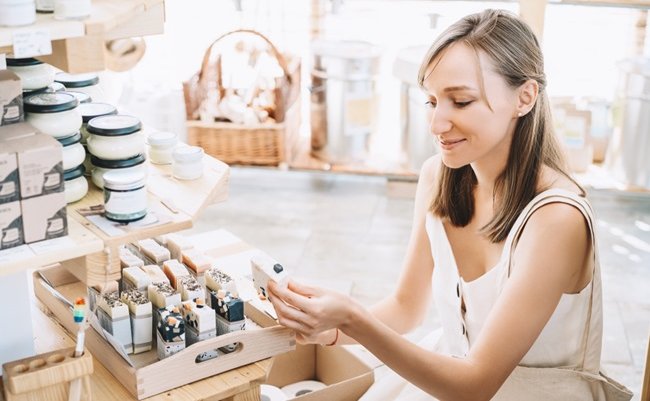Woman,With,Cotton,Bag,Buying,Personal,Hygiene,Items,In,Zero