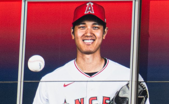 Big,Panels,In,Front,Of,The,Mlb,Flagship,Store.,July