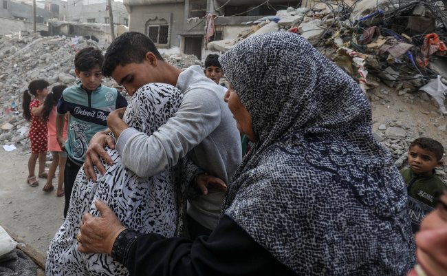 Palestinians,Inspect,A,House,,After,An,Israeli,Air,Strike,,In