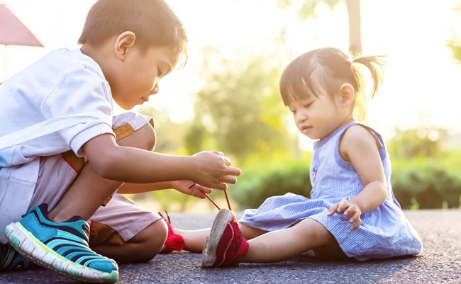 Soft,Focus.,A,Young,Asian,Brother,Help,His,Little,Sister