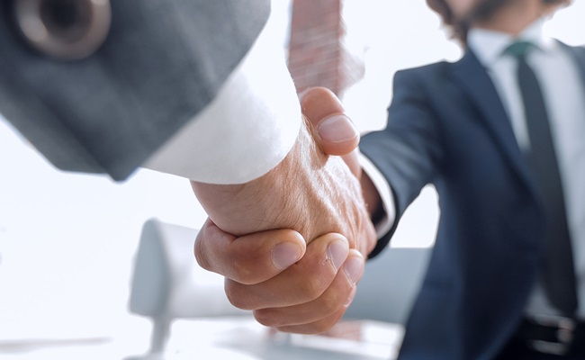 Close-up,Of,Two,Business,People,Shaking,Hands