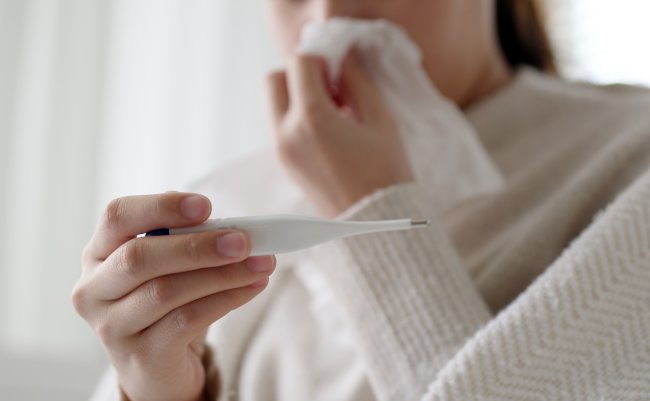 Sick,Young,Asian,Woman,Sit,Under,Blanket,On,Sofa,And