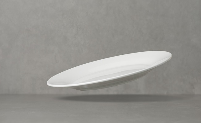 Empty,White,Plate,Falling,On,The,Table.,Levitation,,Flying,Saucer.