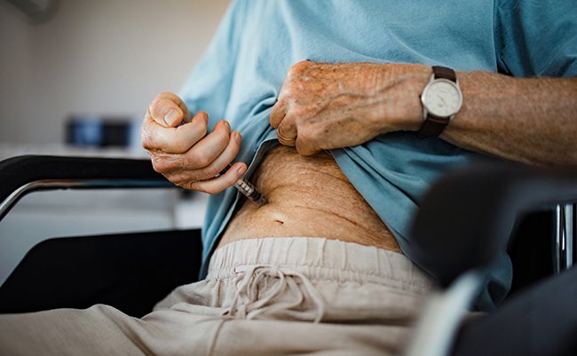 Diabetic,Senior,Patient,Injecting,Insulin,In,His,Belly.