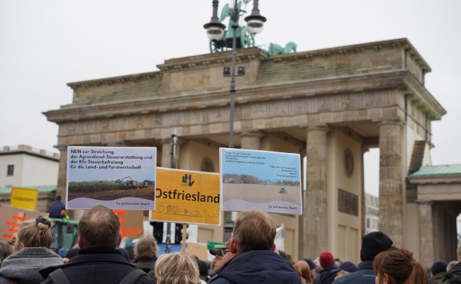Berlin,,Germany,-,December,18,,2023:,German,Farmers,Denounce,Government