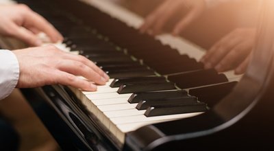 Close-up,Of,A,Music,Performer's,Hand,Playing,The,Piano