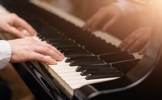 Close-up,Of,A,Music,Performer's,Hand,Playing,The,Piano