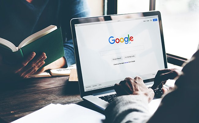 Bangkok,,Thailand,-,October,14,,2015,Man,Using,Laptop,Browsing