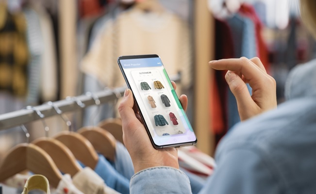 Clothing,Store:,Female,Using,Smartphone,With,Online,Fashion,Store,User