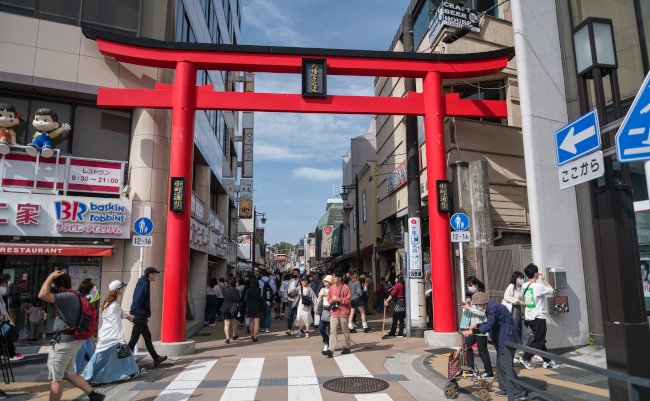 Kamakura,,Japan,-,April,29,,2023:,People,At,Red,Torii