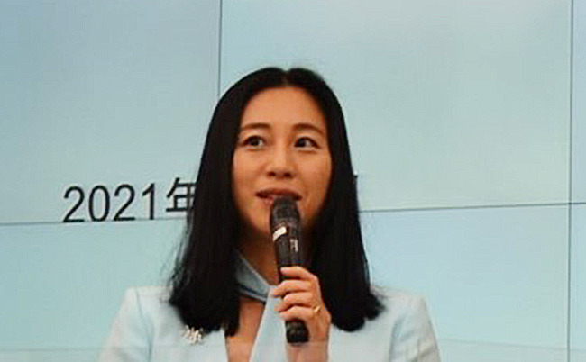 三浦瑠麗氏、東京拘置所にBMWで乗り付け。夫・清志被告に接見と思いきや意外な行動…“横領離婚”は秒読みか