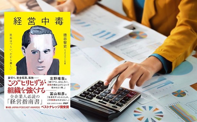 Woman,Accountant,Use,Calculator,And,Computer,With,Holding,Pen,On