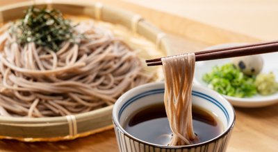 Zaru-soba,And,Condiments,On,A,Wooden,Table.,Soba,Noodles,Are