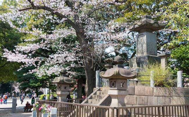 Tokyo,,Japan,-,Mar,31,2016:,Tomb,Of,Shogitai,Warriors