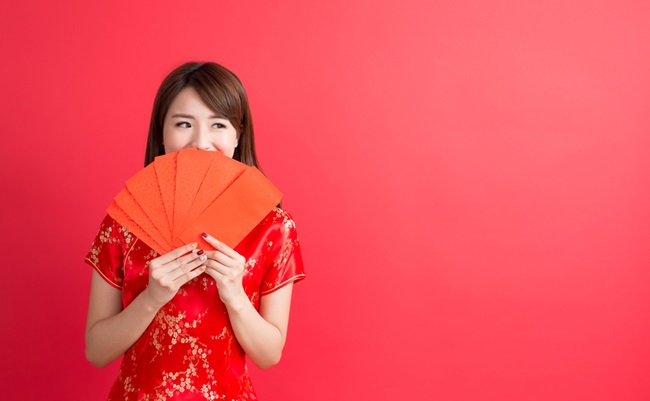Beauty,Woman,Wear,Cheongsam,And,Take,Red,Envelopes,Chinese,New