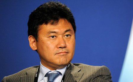 1280px-Hiroshi_Mikitani_at_the_37th_G8_Summit_in_Deauville_040