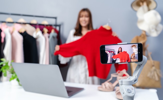 Young,Woman,Selling,Clothes,Online,By,Smartphone,Live,Streaming,,Business