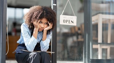 African,Barista,Woman,In,A,Barista,Uniform,Holding,File,Showing