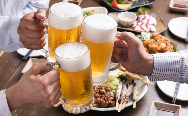 People,Are,Cheering,With,Draft,Beer.