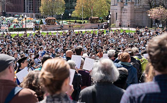 コロンビア大学のデモに参加する学生・教職員ら（lev radin / Shutterstock.com）