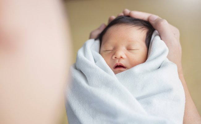 Portrait,Of,Young,Asian,Father,Or,Mother,With,Healthy,Newborn