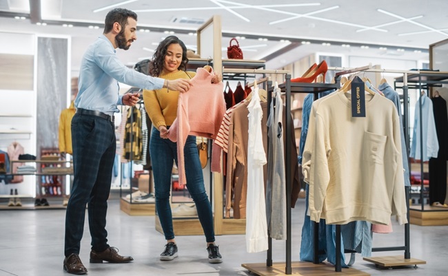 Young,Female,Customer,Shopping,In,Clothing,Store,,Retail,Sales,Associate